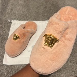 Size 43, Blush pink fur close-toed Versace slippers. Brand New, Never worn.